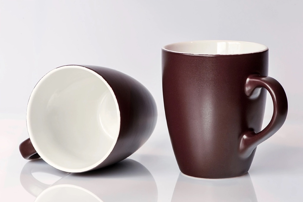 Taza de cerámica minimalista